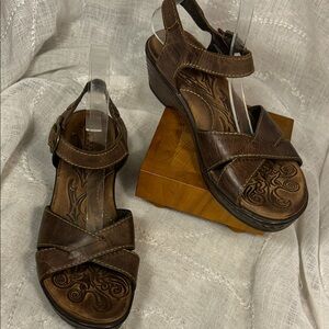 Born leather small platform sandals almost NEW